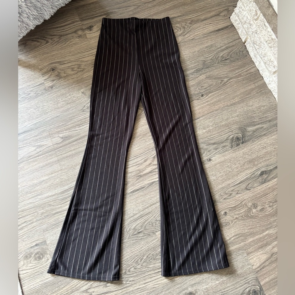 ⭐️Boohoo Black Pinstripe Flared Pants 6 NWOT